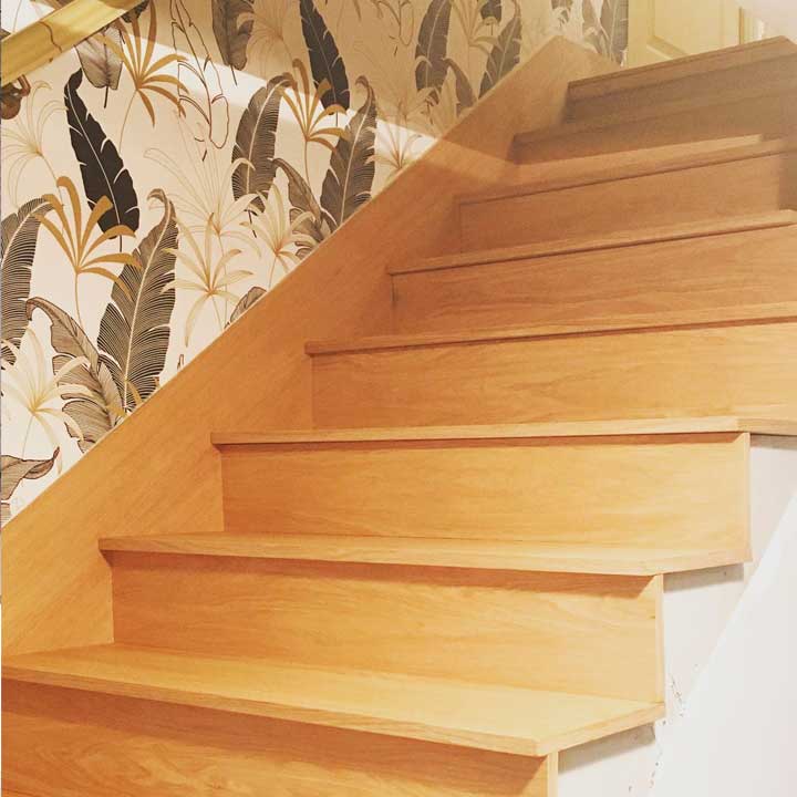 Escalier en bois clair et papier peint